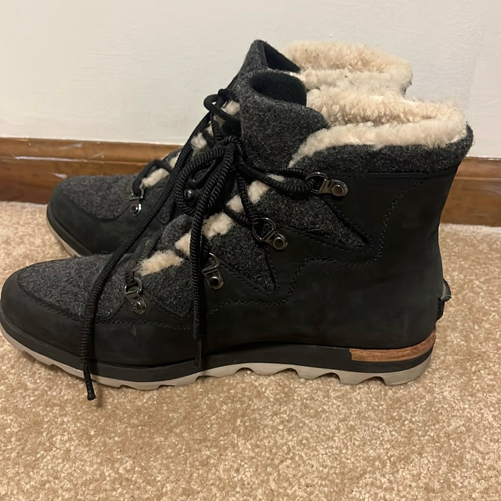 Sorel Alpine Boots in black and gray (size 10)